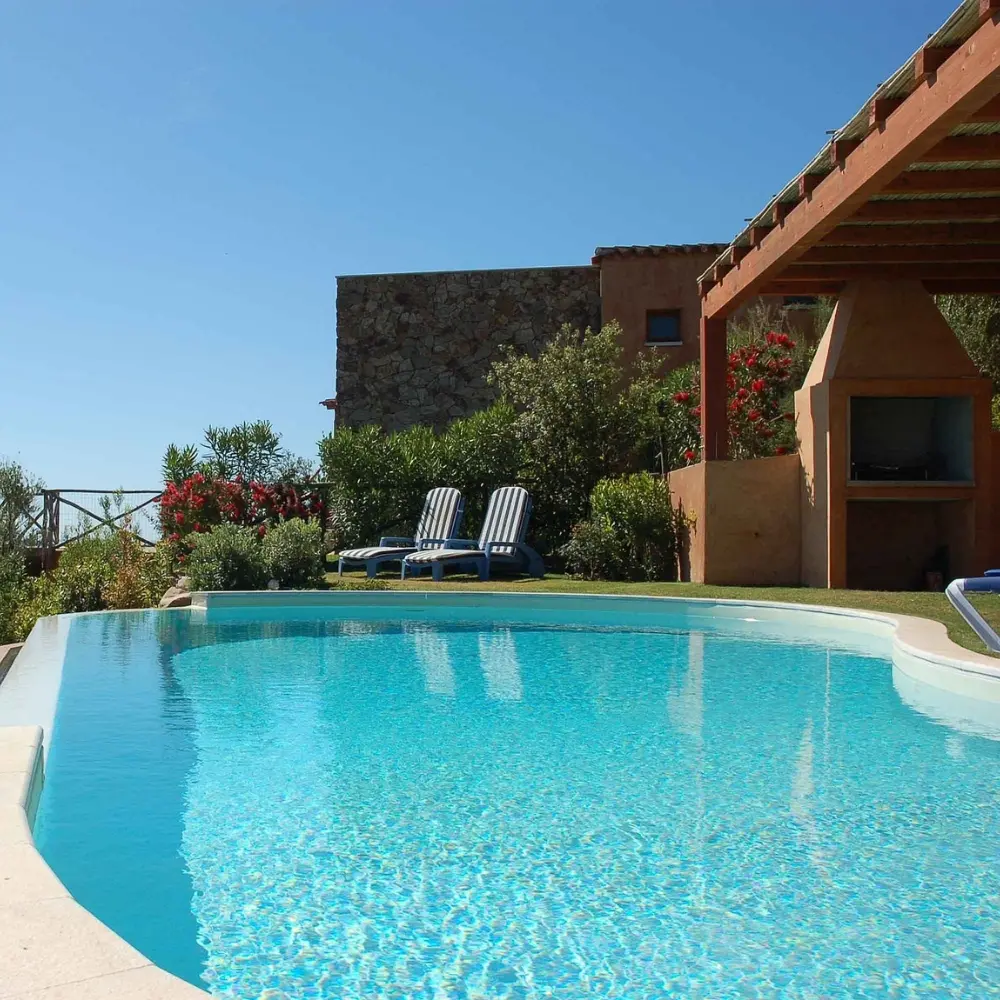 Une piscine à l'eau bleu claire et propre