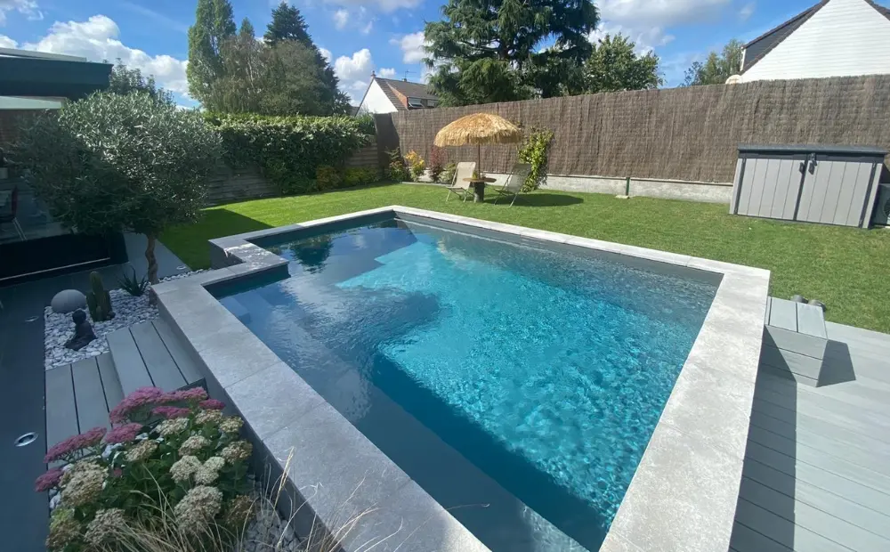 Piscine familiale propre et entretenue par un agent d'entretien