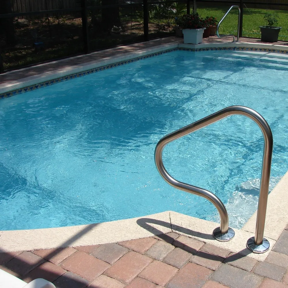 Piscine familiale bien entretenue avec une eau turquoise
