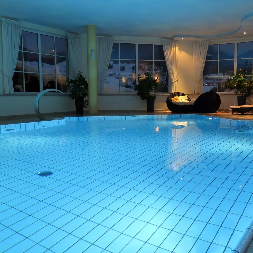 Une piscine d'intérieur à l'eau bleu très claire et très bien nettoyée
